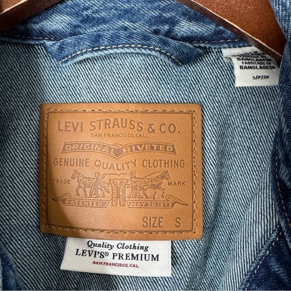 Levi’s Distressed Peace Sign Embroidered Oversized Denim Jean Trucker Jacket - Picture 3 of 11